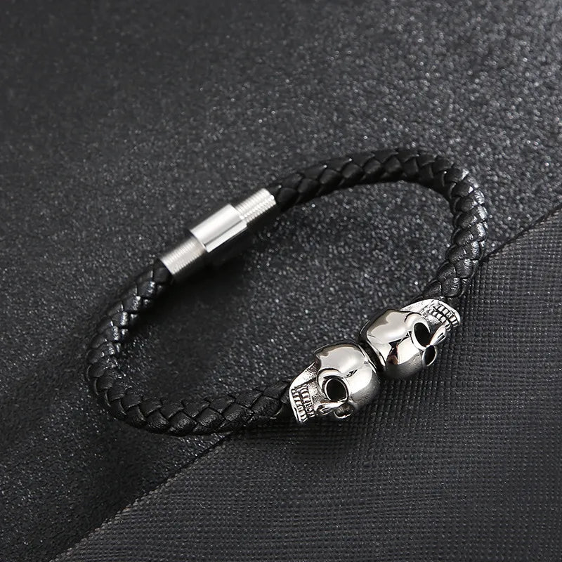 Pulsera de calaveras plateada